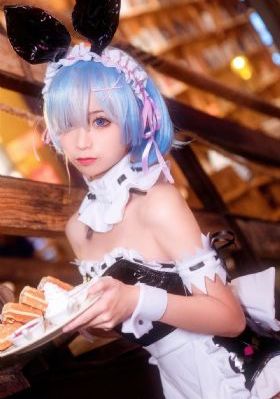 边亲边把手放衣服里-院线大片国语版完整版